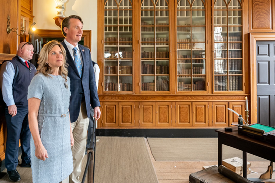 Le gouverneur et la première dame Youngkin récitent une prière sur la tombe de George Washington à Mount Vernon.