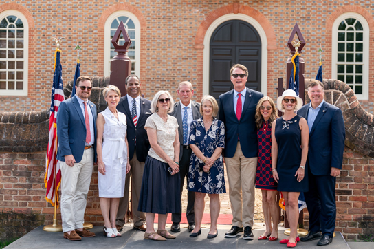 Le gouverneur et la première dame posent avec un groupe de la Colonial Williamsburg Foundation