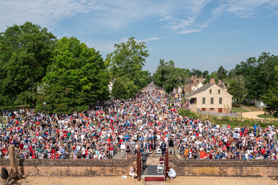 Le gouverneur et la première dame posent avec un groupe de la Colonial Williamsburg Foundation