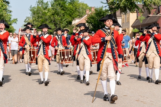 Le gouverneur et la première dame posent avec un groupe de la Colonial Williamsburg Foundation