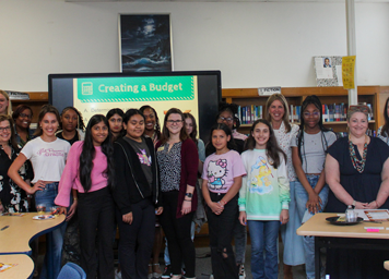 Photo de la première dame avec les "Girls with Pearls" de la Blandford Academy
