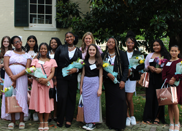 La première dame a accueilli les élèves et les familles de Girls with Pearls au manoir