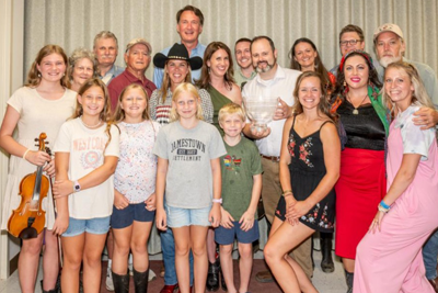Les élèves de Junior Appalachian Musicians, Inc. (JAM) avec le gouverneur et la première dame