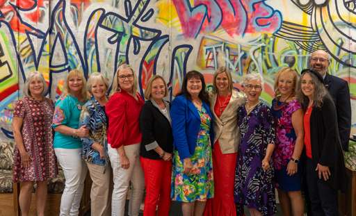 La première dame avec des dames devant un mur d'art graffiti