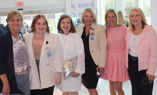 La première dame avec des infirmières